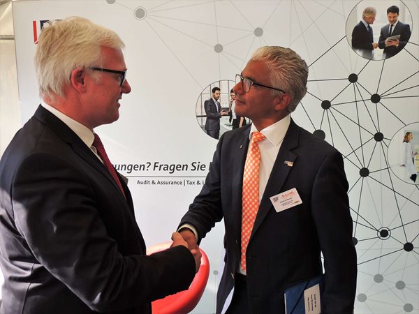 Gero Hagemeister (li.), Standortleiter bei BDO in Bonn, mit dem Bonner Oberbürgermeister Ashok Sridharan.